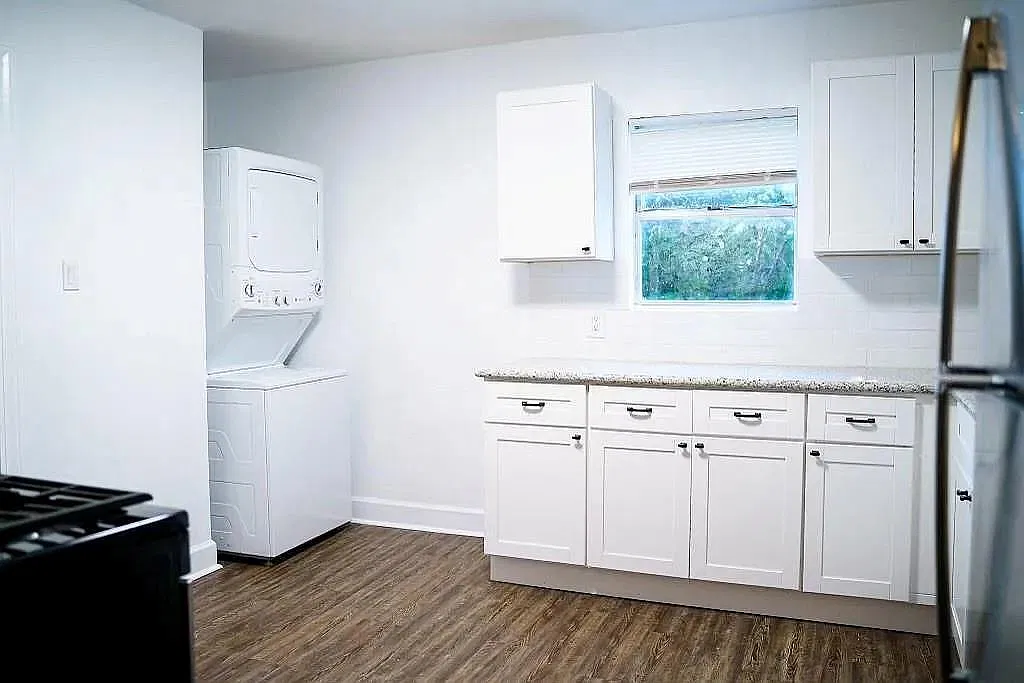 3 bed, 1.0 bath, 1050 sqft, $1,250 — Photo 1