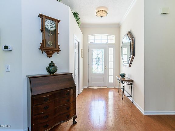 4th image of 105 Gardenia Ave