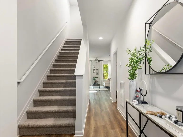 2633 Capitol Dr — Photo 12