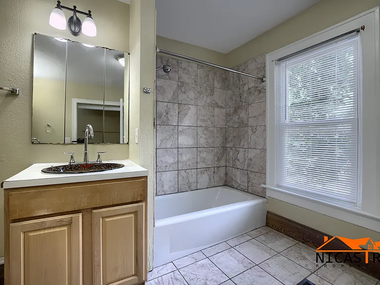 2254 Indianola Ave — Photo 6