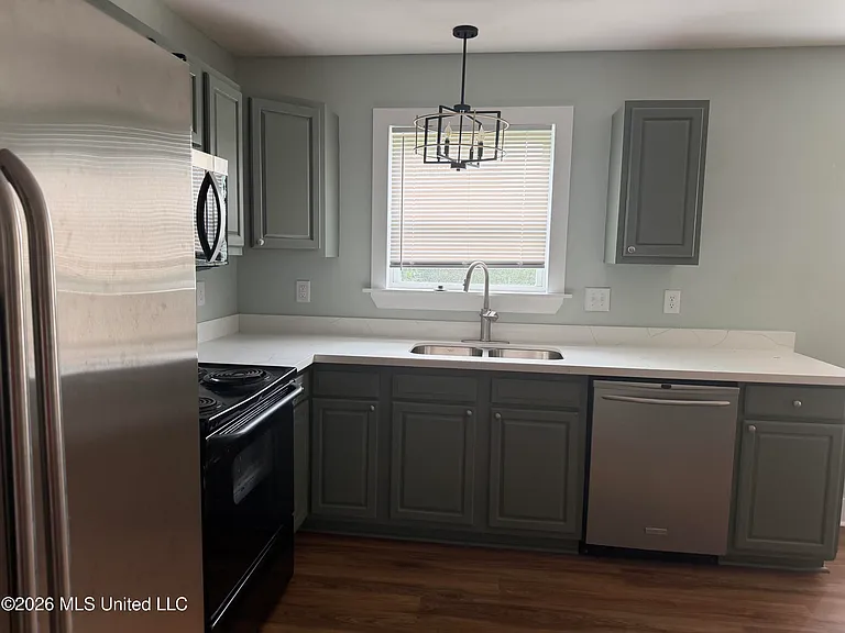 412 Robert St — Photo 7
