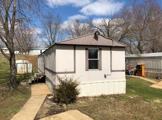321 Country Aire Ln, Pacific, MO 63069