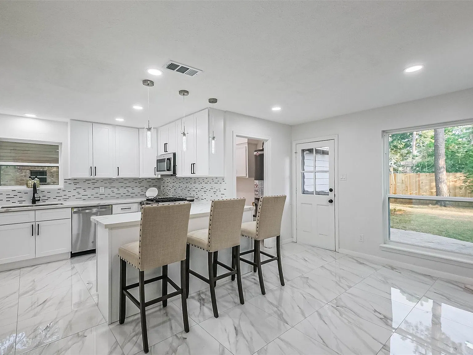 5 bed, 3.5 bath, 2934 sqft, $2,695 — Photo 1