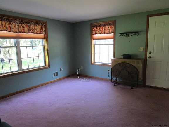 4th image of 10 Acorn Ave