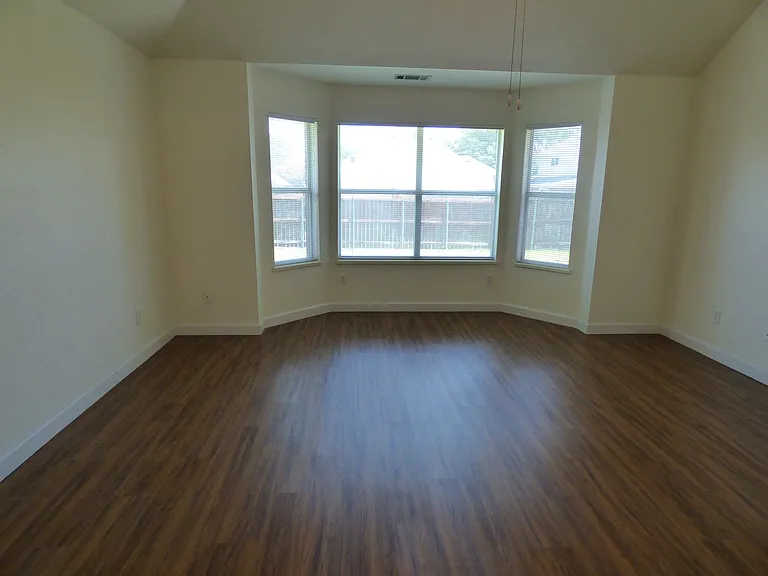 3904 Valez Dr — Photo 10