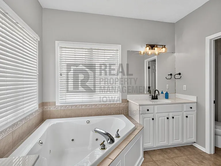 2305 NE Hanover Ct — Photo 20