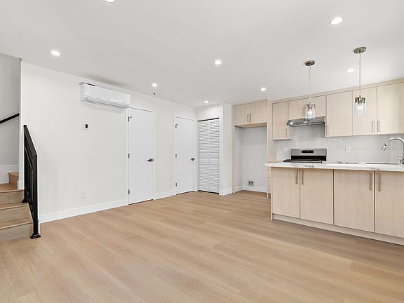 5th image of 1133 N Maryland Ave #B