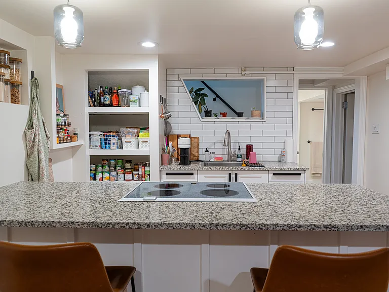 Kitchen / bar island seating