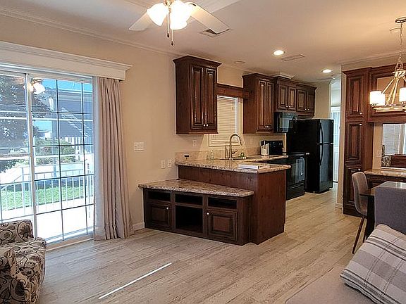 5th image of 5090 Southshore Dr