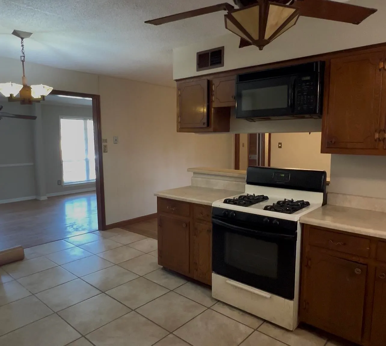 3 bed, 1.5 bath, 1973 sqft, $1,100 — Photo 4