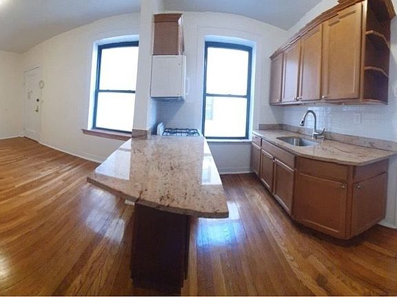 2nd image of 21-32 Crescent St #C5