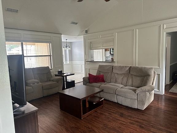 4th image of 616 Dogwood St