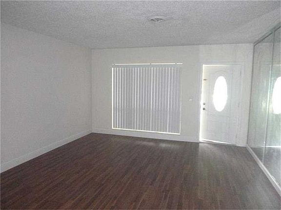 HOLLYWOOD HOME- LIVING