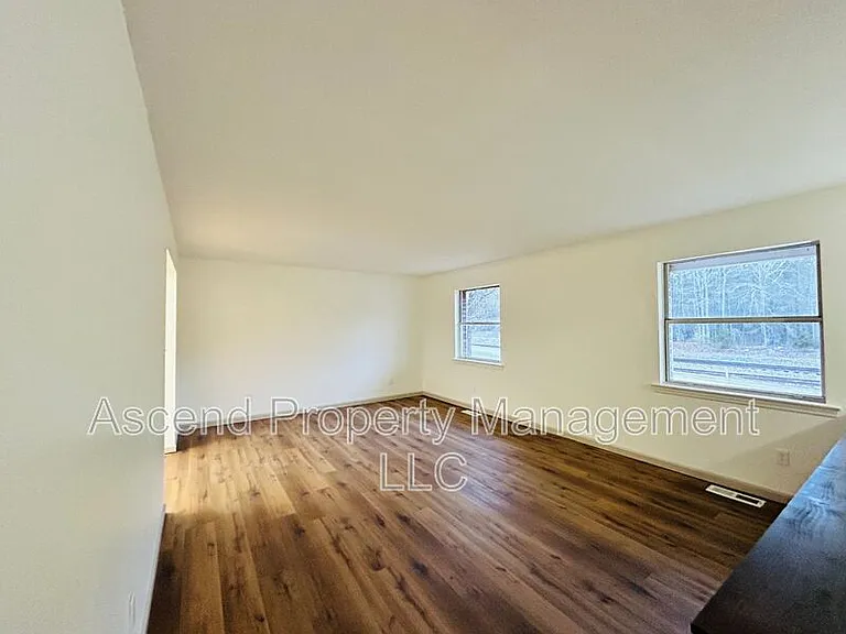 370 Julian Rd — Photo 4