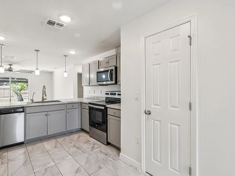 766 SE Academy Ln — Photo 17