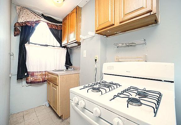 3rd image of 2382 Dean St #A1