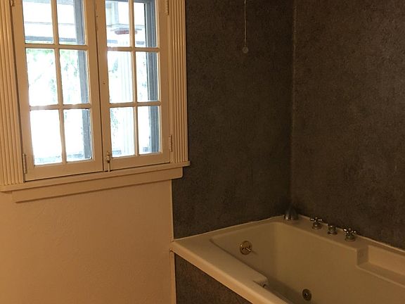 5th image of 809 Jefferson St