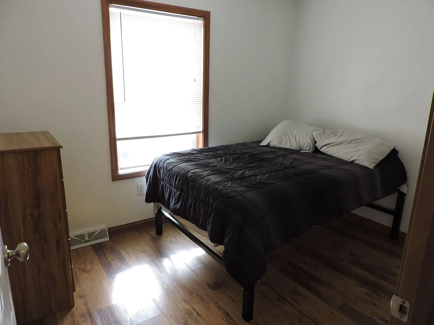 3 Bedroom 2 Bathroom Townhome with 2 Car Garage — Photo 3
