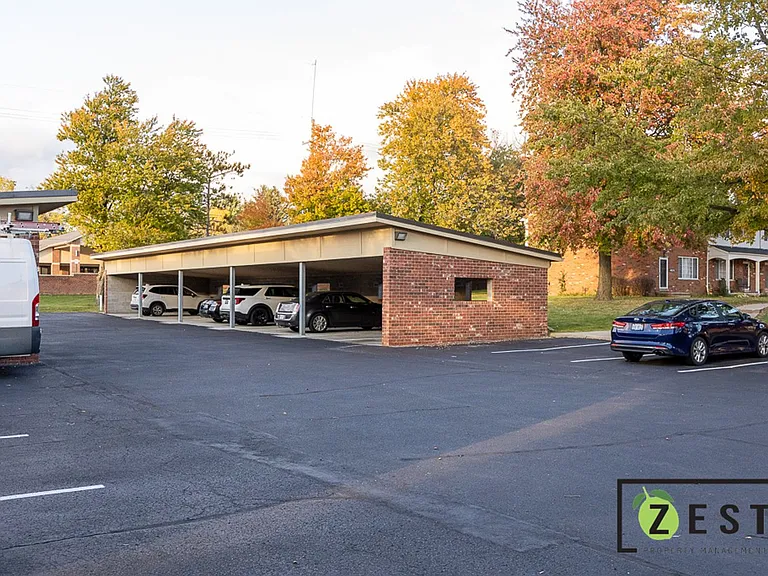 415 Fox Hills Dr N — Photo 24