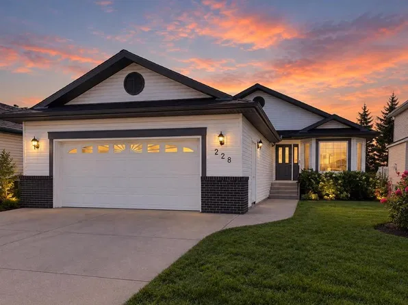 228 E Woodside Cres NW, Airdrie, AB T4B 2G8
