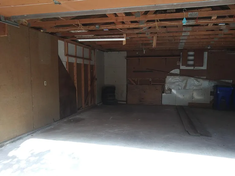 Large Oversized Garage (2-4 cars) Very Deep!