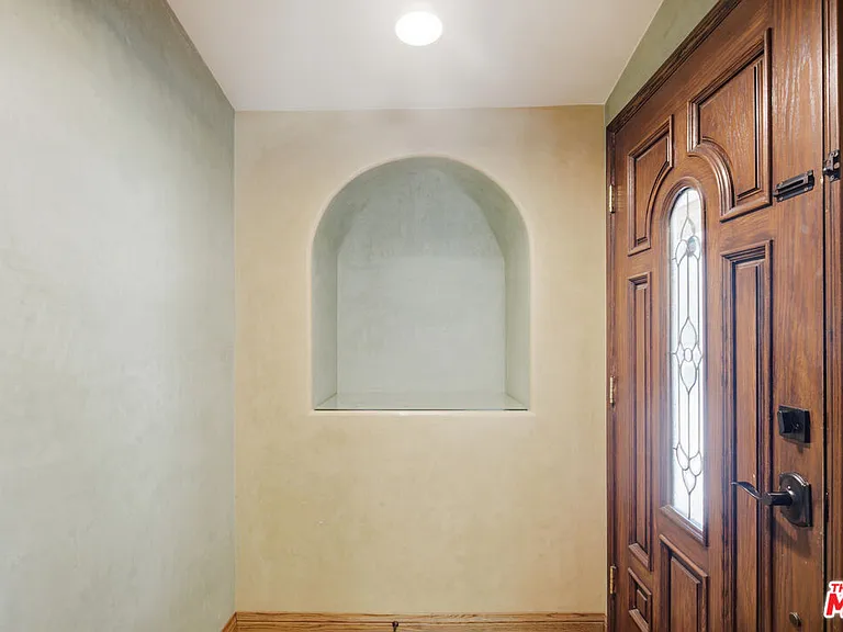 13800 Erwin St — Photo 11