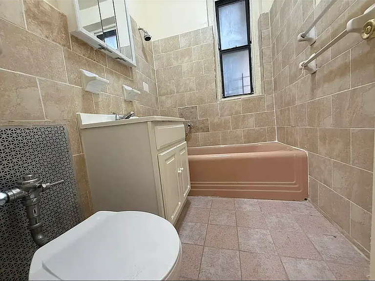 145 E 18th St #1 — Photo 9