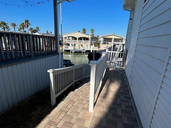 5th image of 827 W Oyster Dr