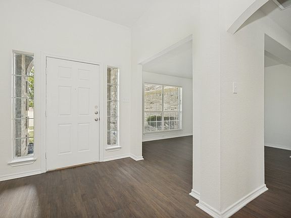 3rd image of 802 Fairmeadow Cir