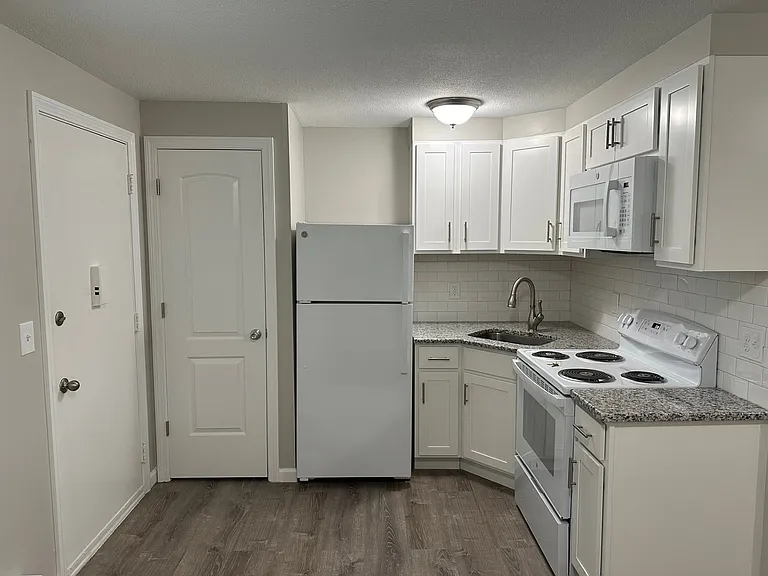 Crestwood Apartments — Photo 19