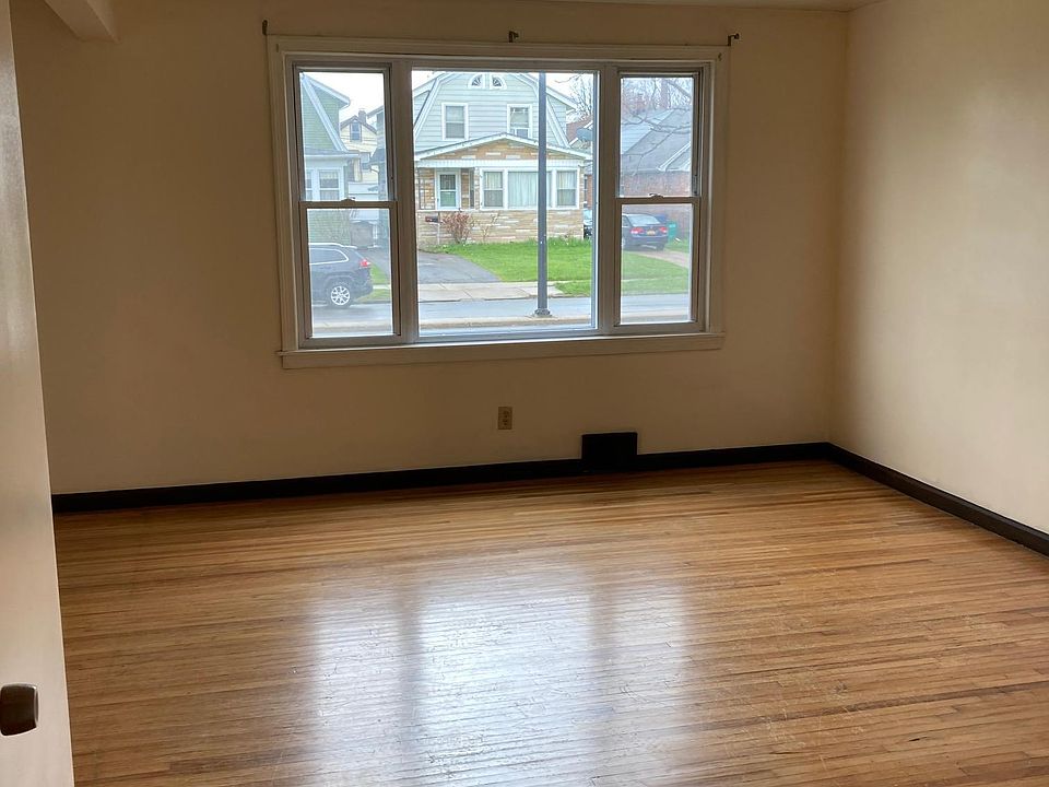 1st image of 89 Shoreham Pkwy