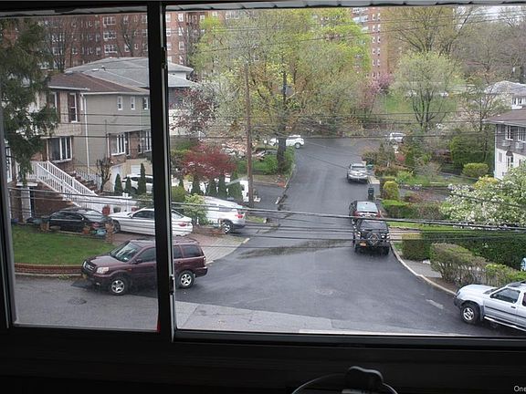 4th image of 33 Valerie Dr