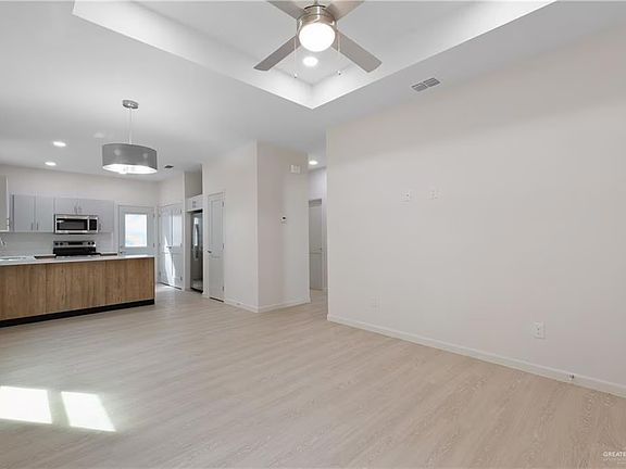 4th image of 810 N Clarence Ave #4