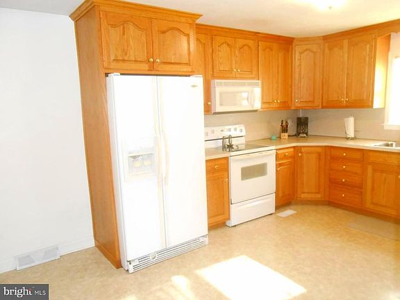 Oak Cabinets & Immaculate white appliances