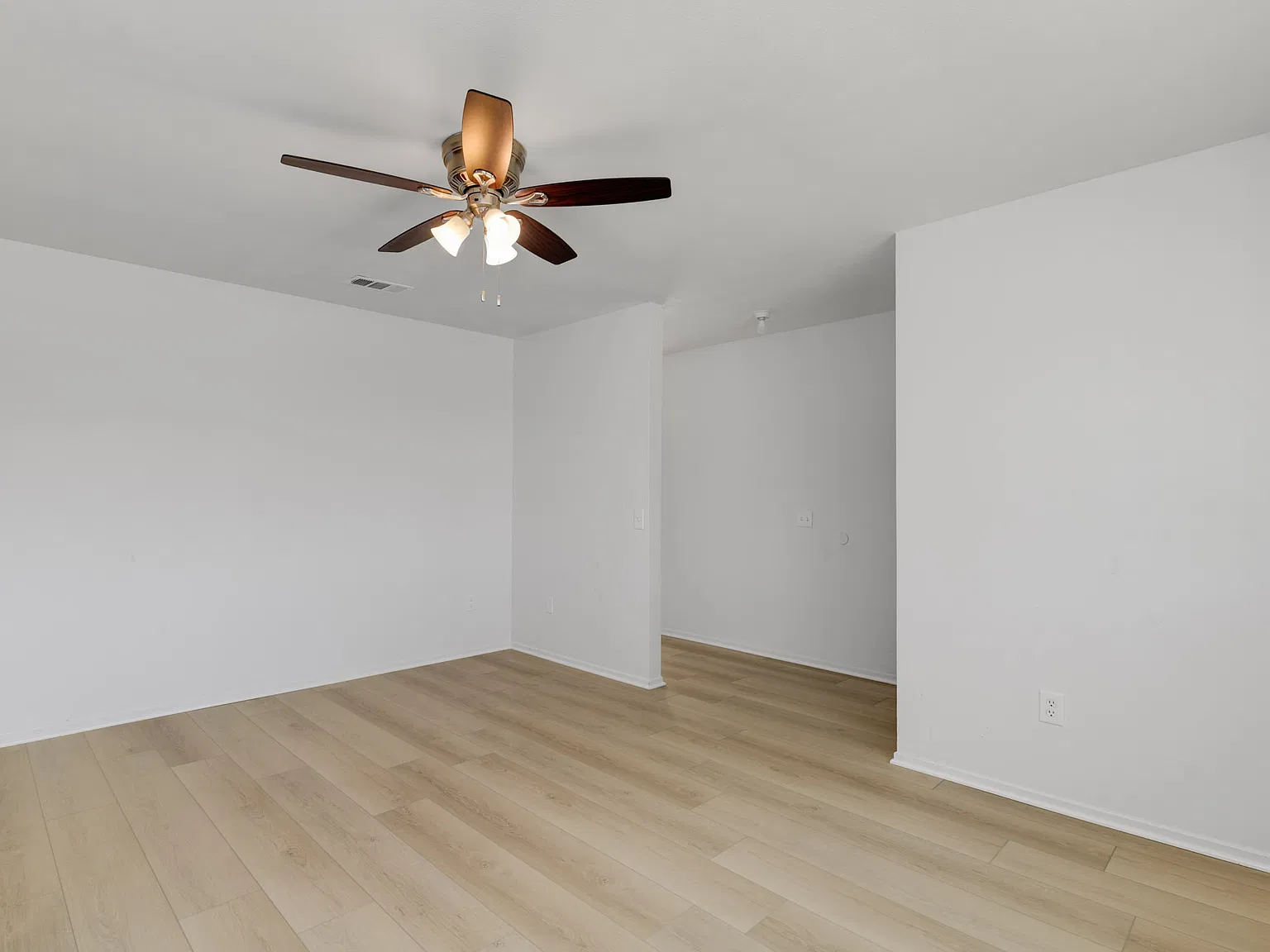 4 bed, 1308 sqft, $3,295 — Photo 2