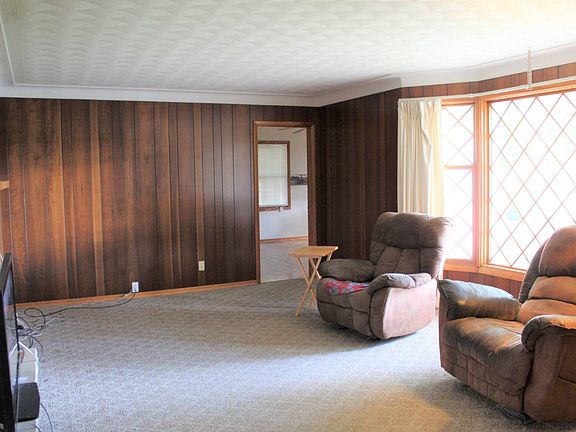 4th image of 644 Loomis Ln