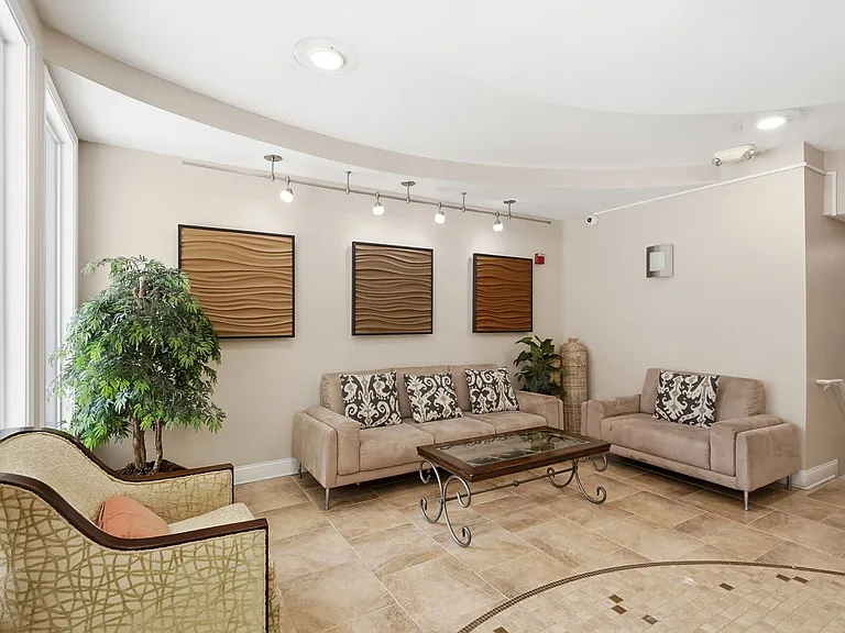 1000 E Woodlawn Rd #216 — Photo 8