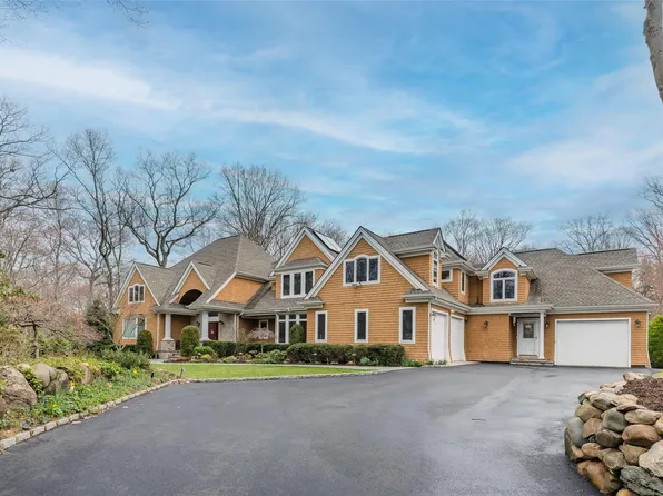 1 Uva Way, Port Jefferson, NY 11777