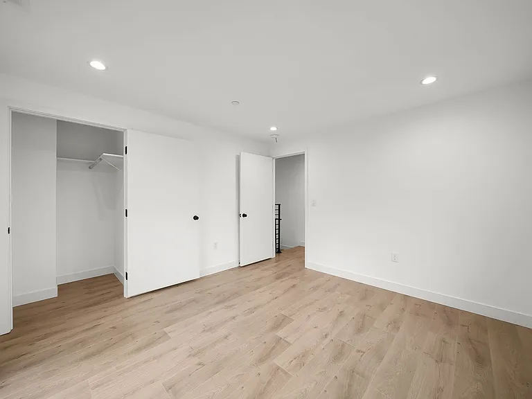 171 S Hoover St — Photo 27