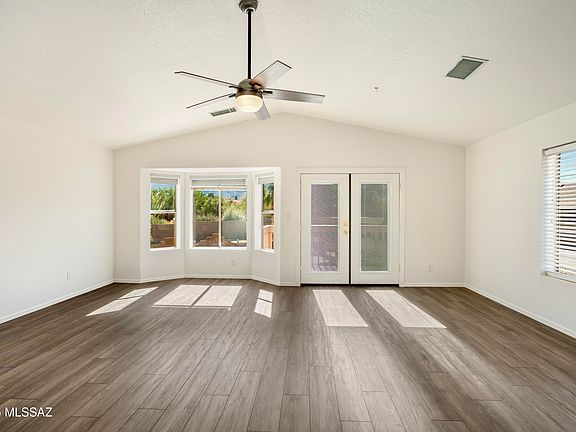 4th image of 2720 E Eagle Rock Dr