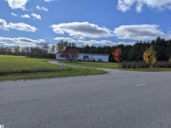 6323 W Kelly Rd, Lake City, MI 49651
