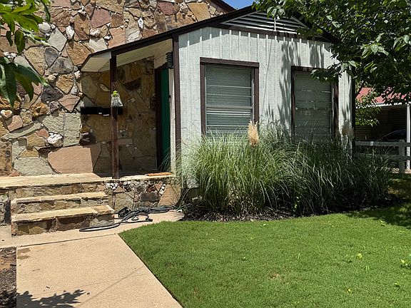 5th image of 2104 Houston Pl