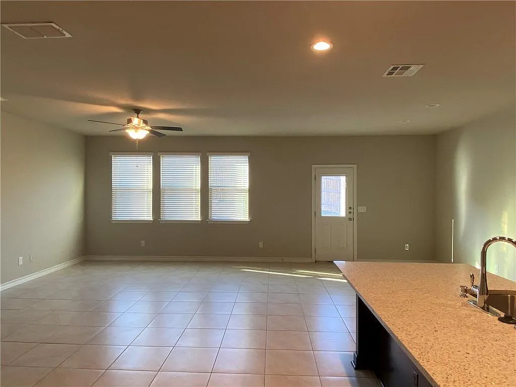 5 bed, 3.0 bath, 2656 sqft, $2,350 — Photo 4