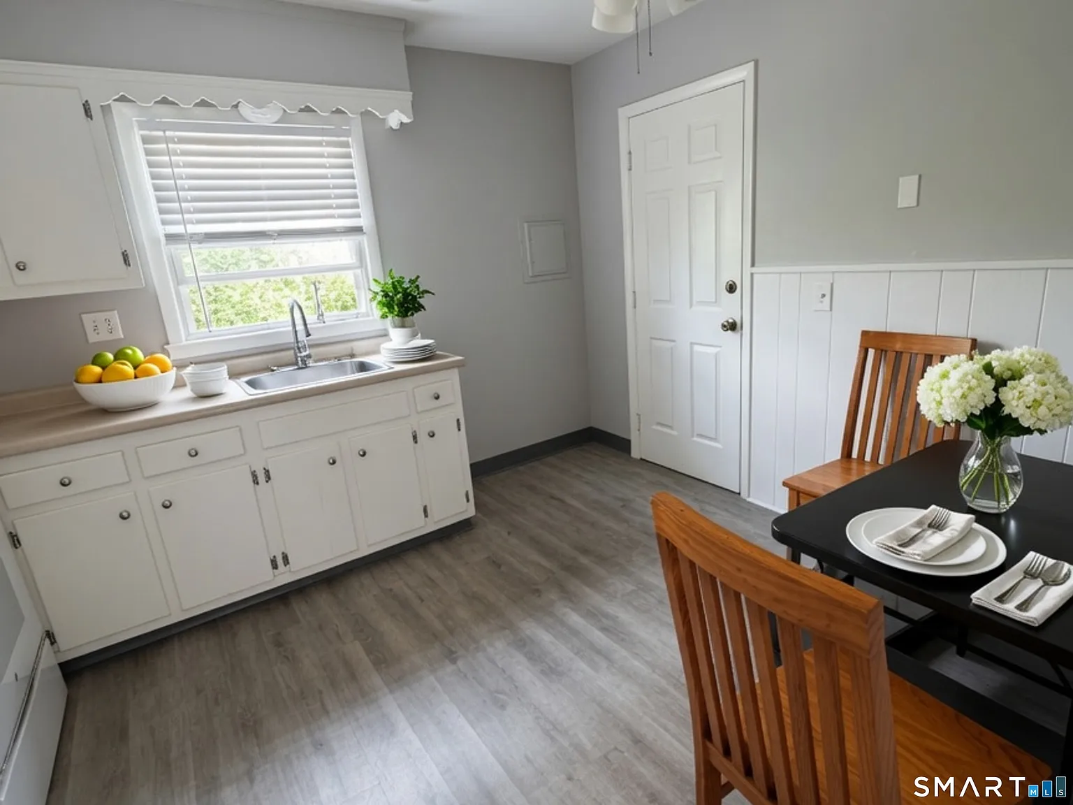 2 bed, 1.0 bath, 3536 sqft, $1,900 — Photo 3