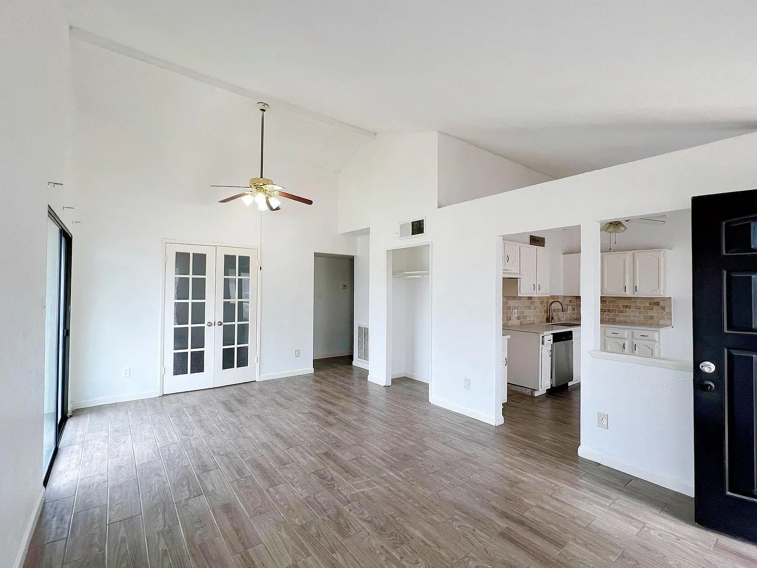 3 bed, 1.0 bath, 998 sqft, $1,499 — Photo 3