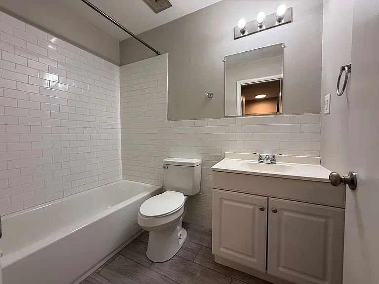 Executive House Apartments — Photo 36
