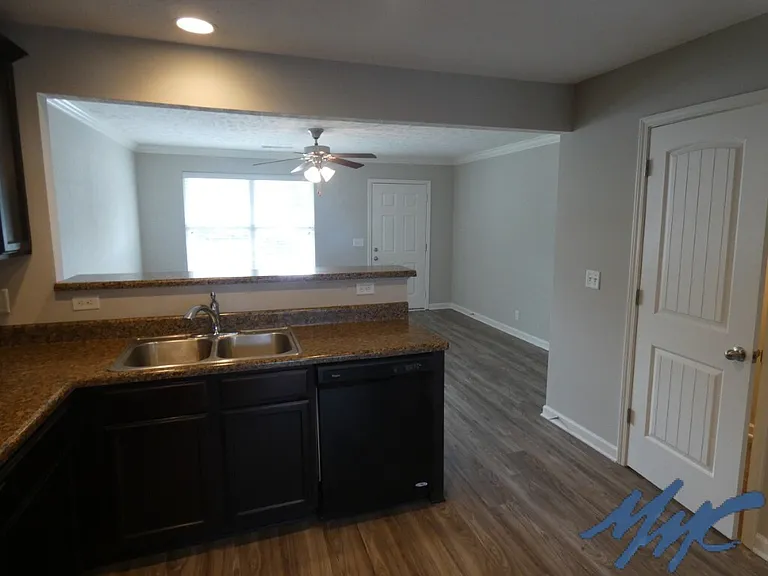 1423 Clydesdale St — Photo 5