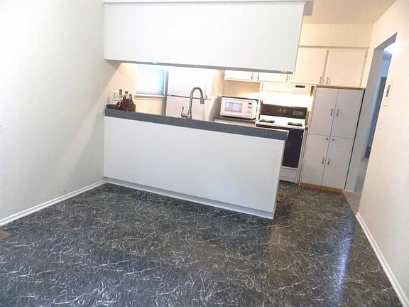4th image of 324 Manor Dr