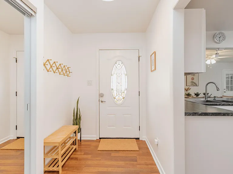 Entryway w/Welcome guide