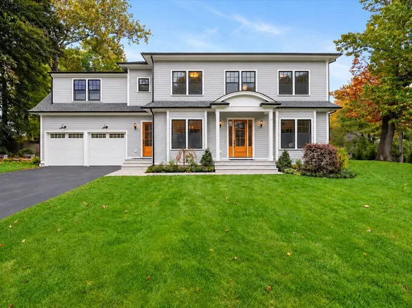 15 Lafayette Cir, Wellesley, MA 02482